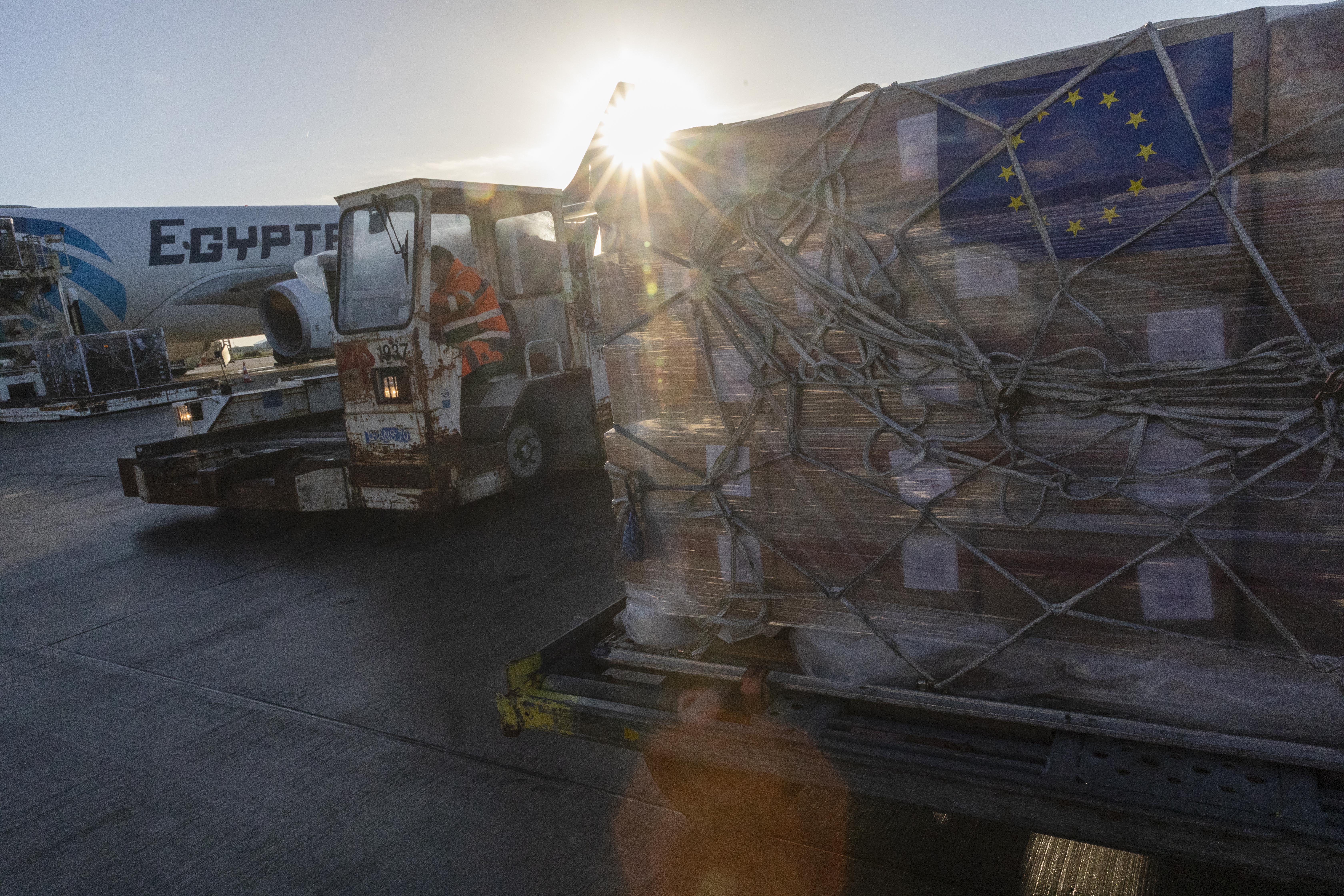 Visite de Janez Lenarčič, European Commissioner, à l'aéroport d'Ostende pour le chargement d'un cargo humanitaire vers Gaza