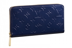 Zippy Wallet en cuir Monogram Vernis grand bleu. - vue de 3/4.