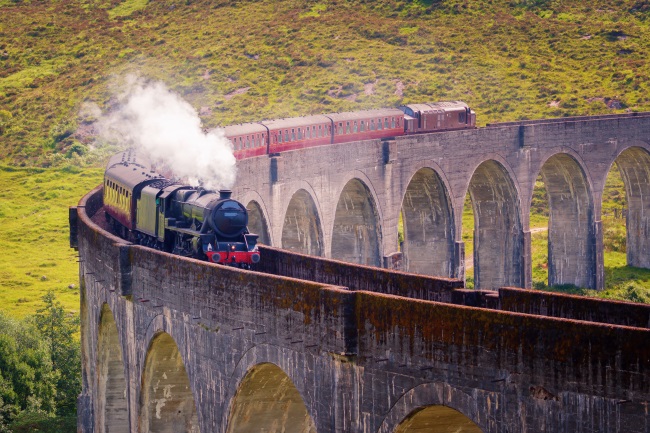 LUXURY TRAINS WORLD Glenfinnan railway viaduct Scotland, Jacobite steam train