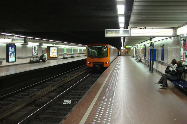 A train at Parc metro station in Brussels. Archive photograph; line displays and rolling stock may differ today. Photo: Oxyman / Wikimedia Commons · CC BY 2.5 · cropped